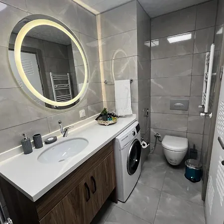 Enjoy The Tranquility With A Charming View Of The Apartment *